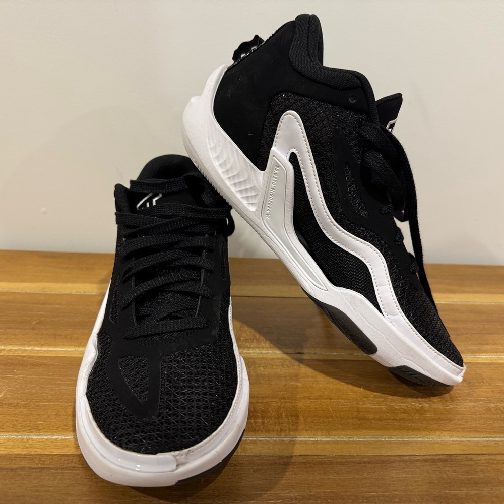Nike Men's Black and White Low-Top Sneakers